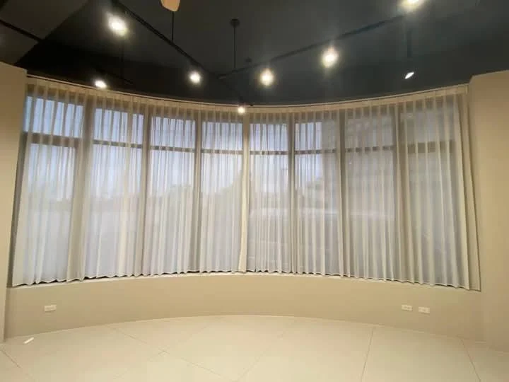 弧形落地窗無接縫窗紗完工案例